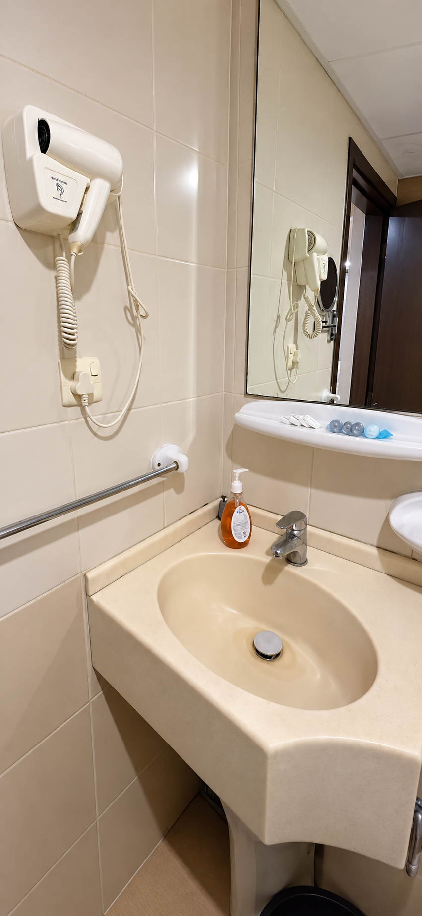 Al Saad Flower 3 Hotel — banyo, lavabo ve ayna