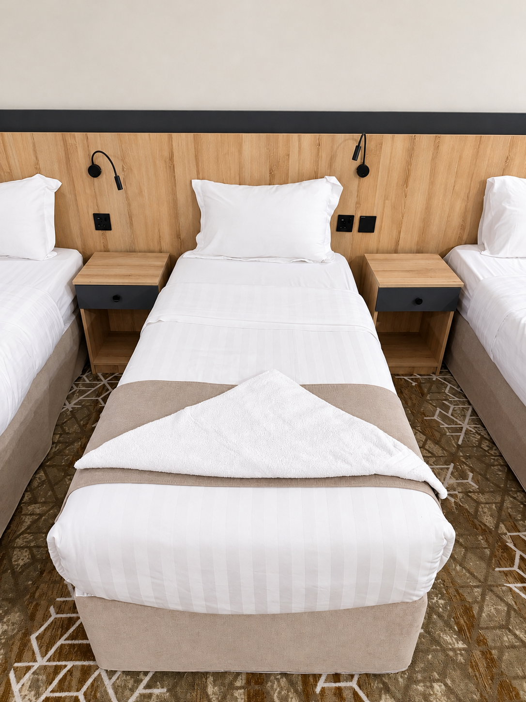 Al Saad Flower 3 Hotel — yatak ve başlık detayı