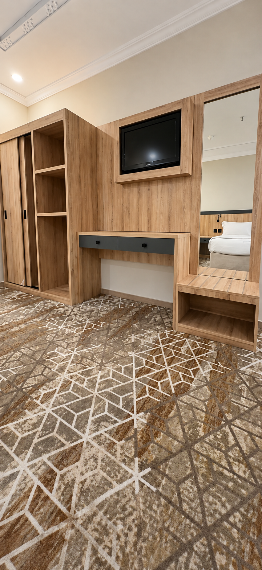 Al Saad Flower 3 Hotel — oda içi dolap, televizyon ve çalışma alanı