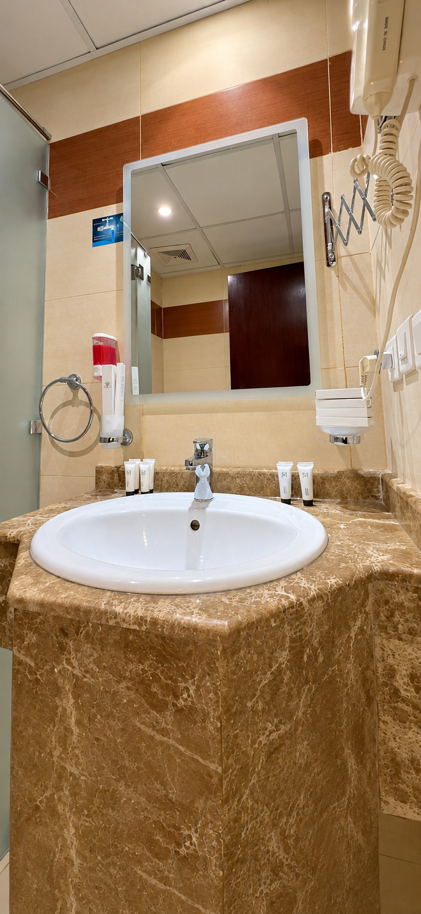 Dana Tower Hotel — Banyo lavabo ve ayna