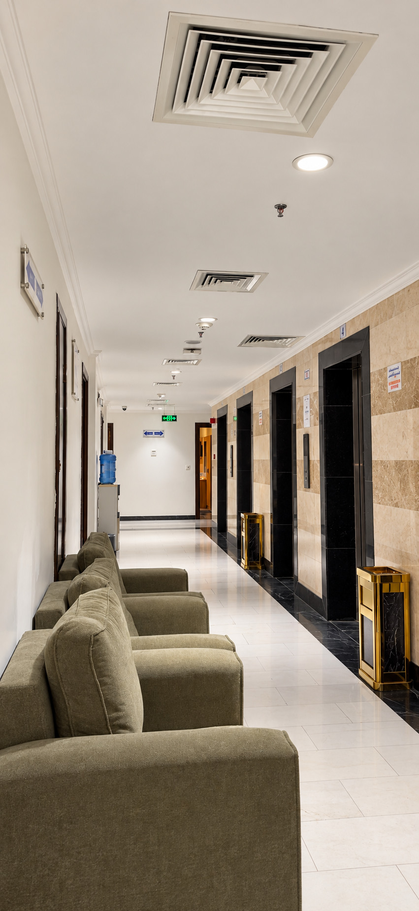 Dana Tower Hotel — Kat koridoru ve asansörler