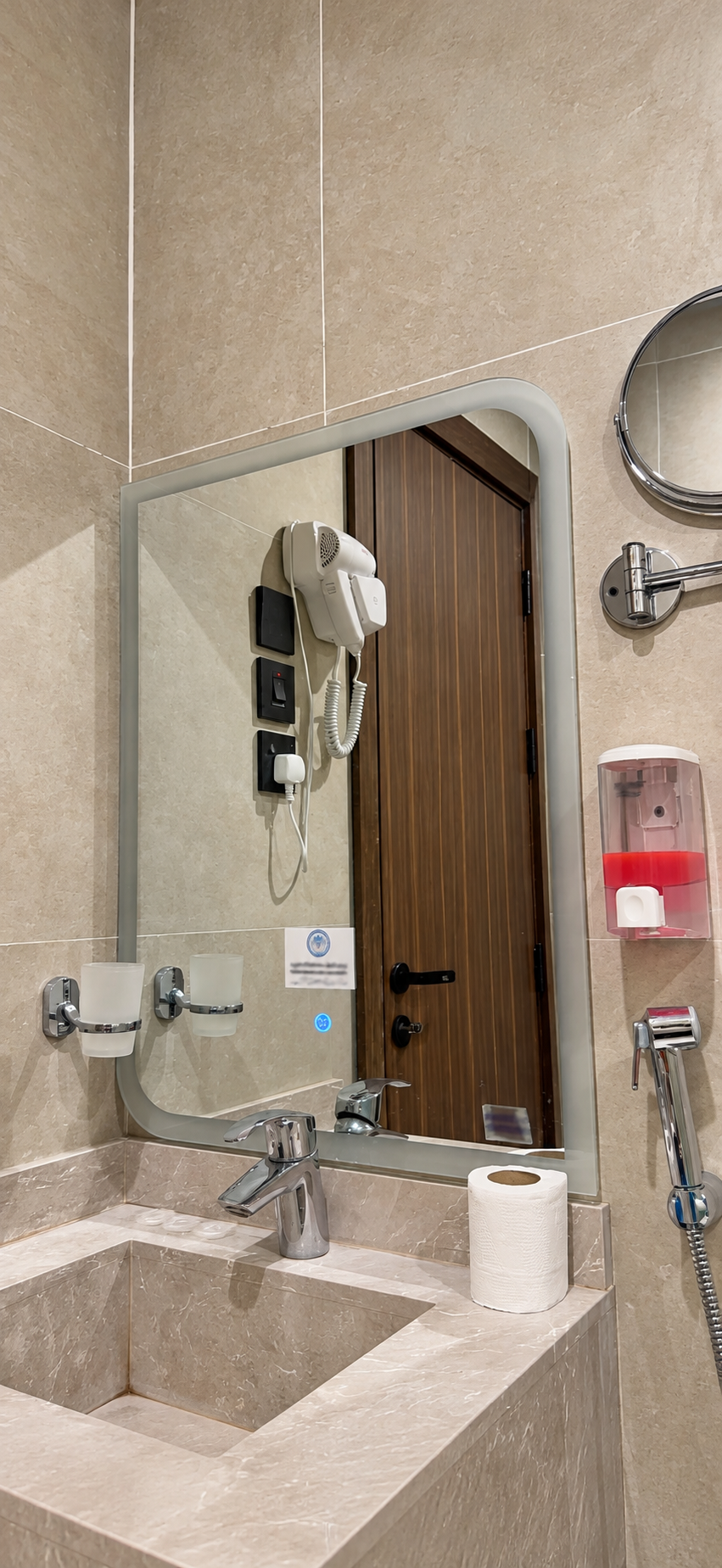 Masakin Al Hayat Hotel — Banyo lavabo ve ayna