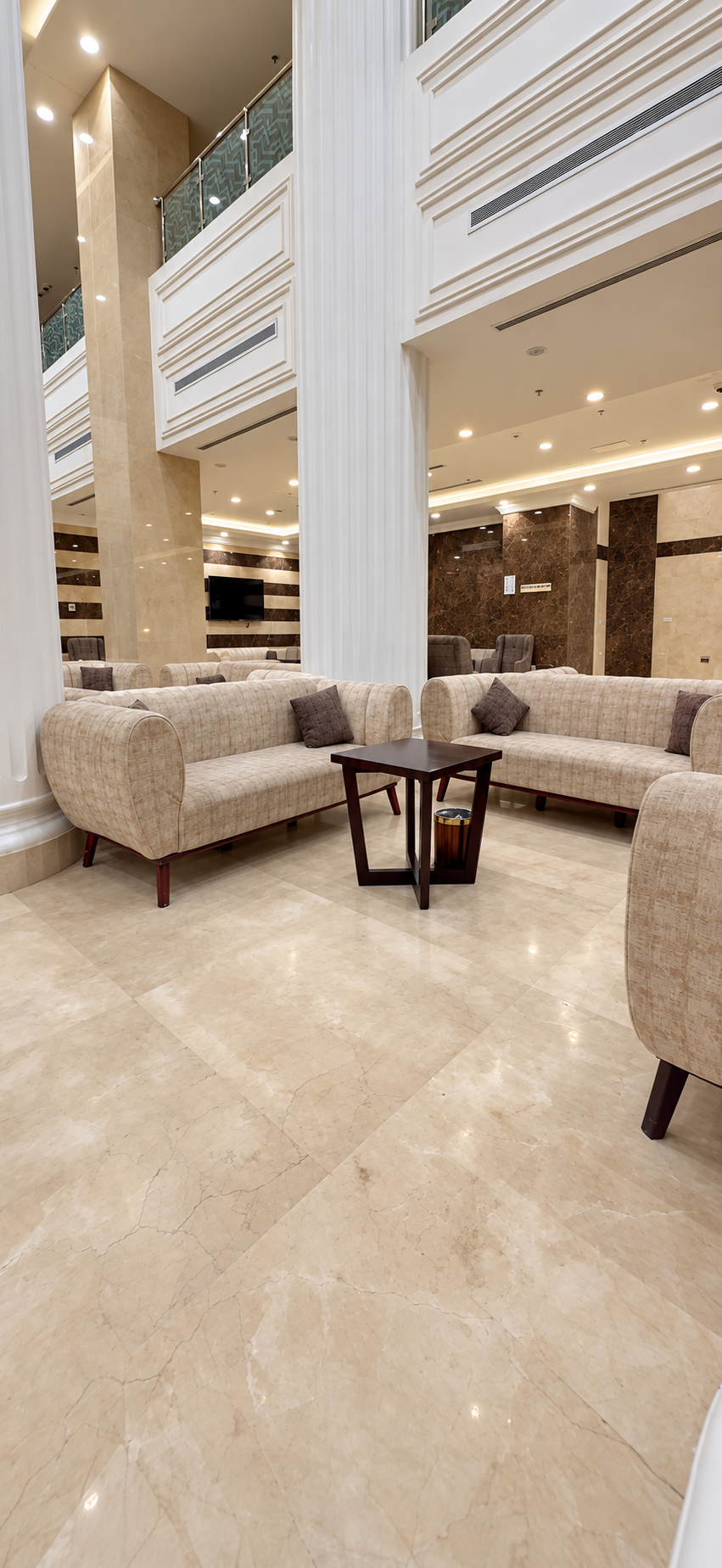 Moro Global Hotel — Lobi oturma alanları