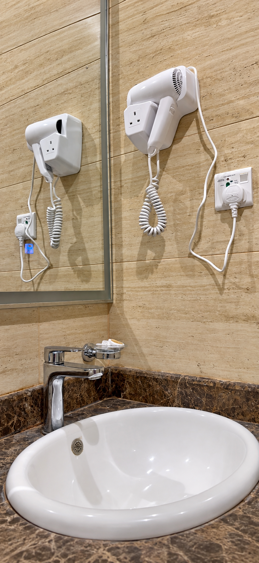 Moro Global Hotel — Banyo lavabo, ayna ve saç kurutma makinesi