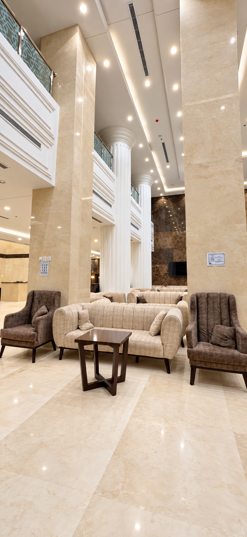 Moro Global Hotel — Lobi iç mimarisi