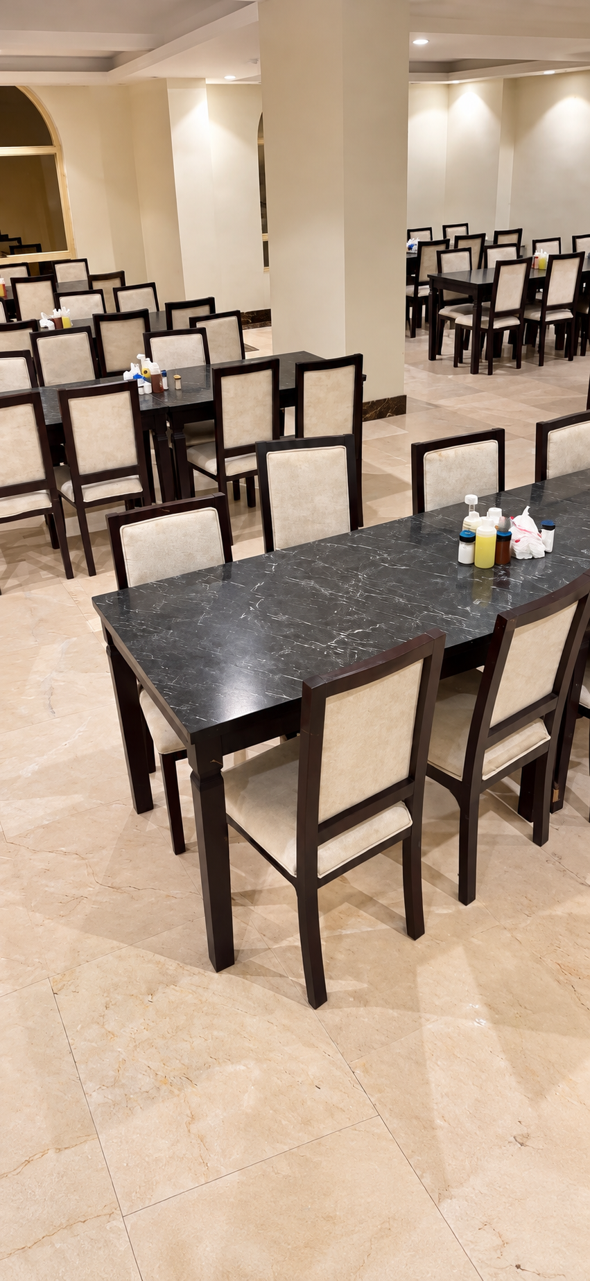 Moro Global Hotel — Yemekhane ve masa düzeni