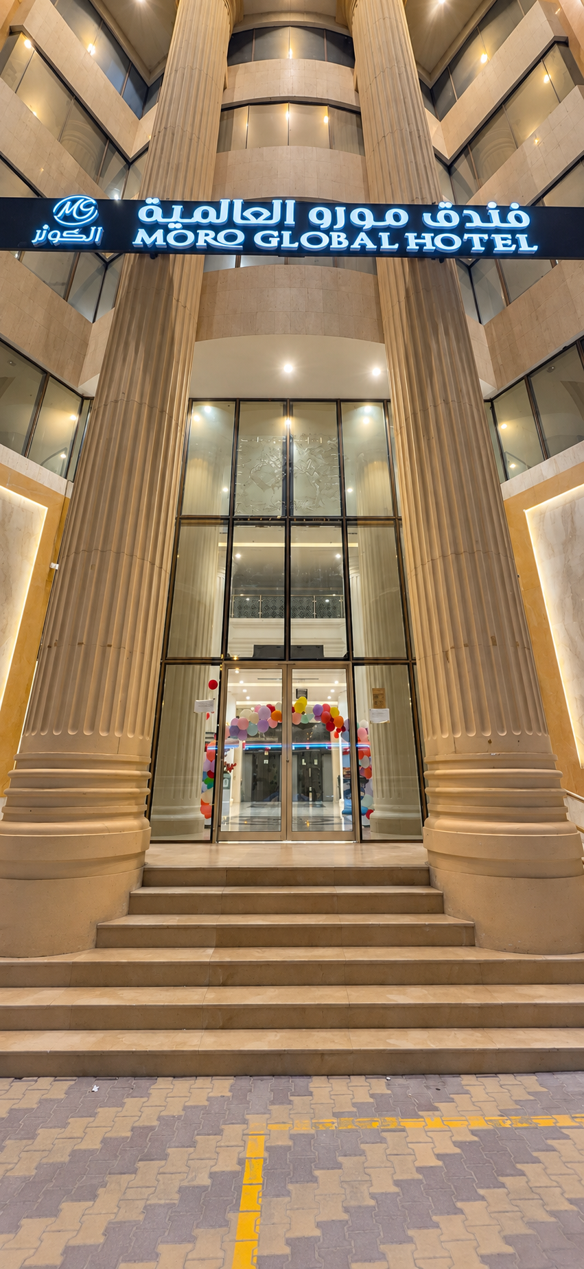 Moro Global Hotel — Giriş ve otel tabelası