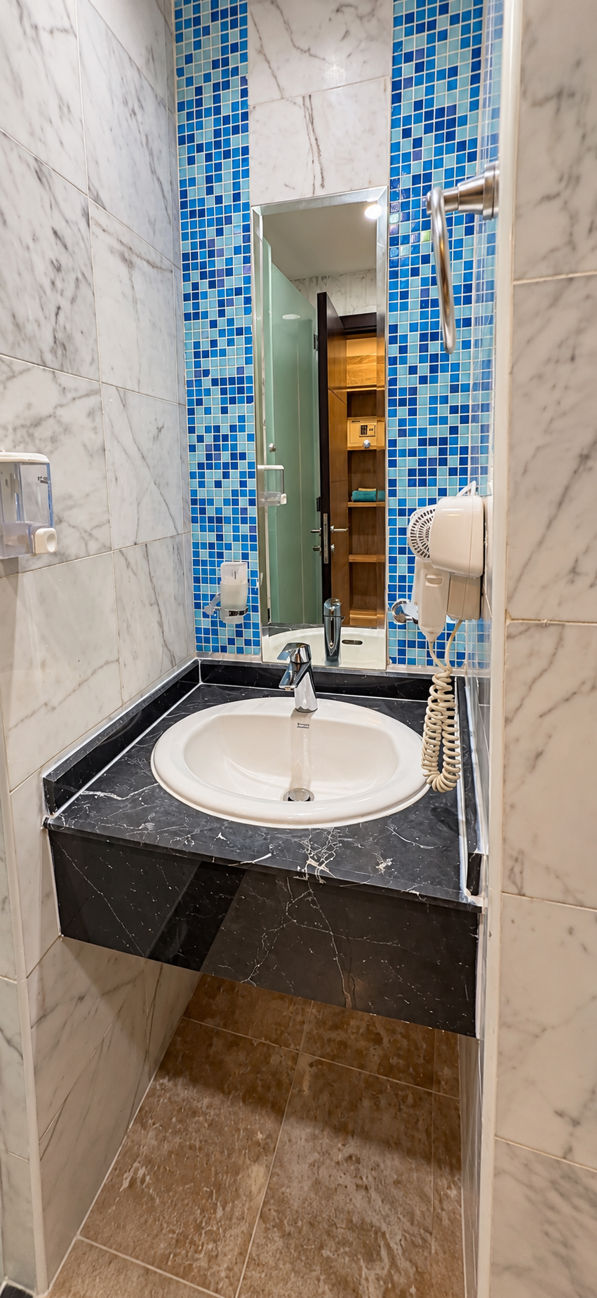 Grand Al Rawda Hotel — Banyo lavabo ve ayna