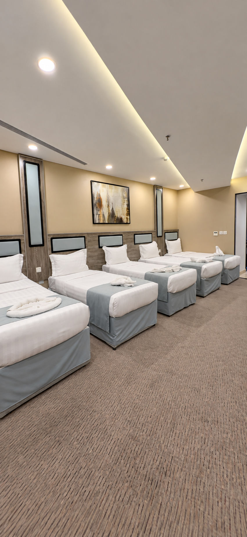 Grand Al Rawda Hotel — Oda ve yatakların genel görünümü