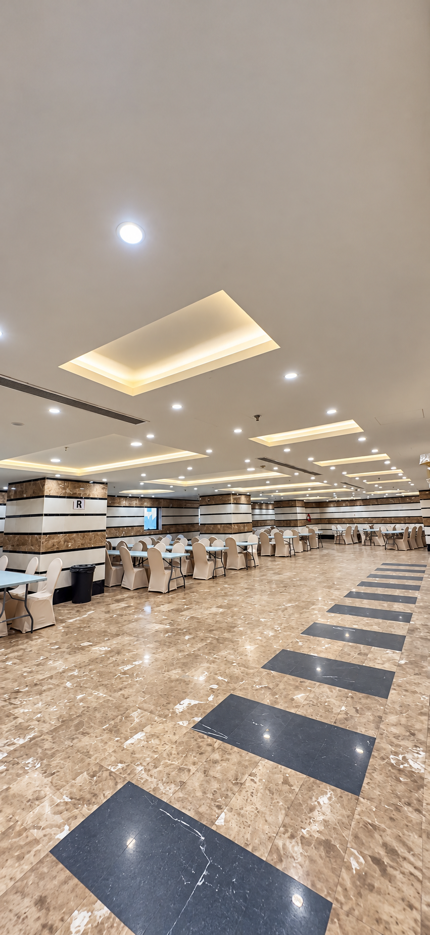 Grand Al Rawda Hotel — Yemekhane ve masa düzeni