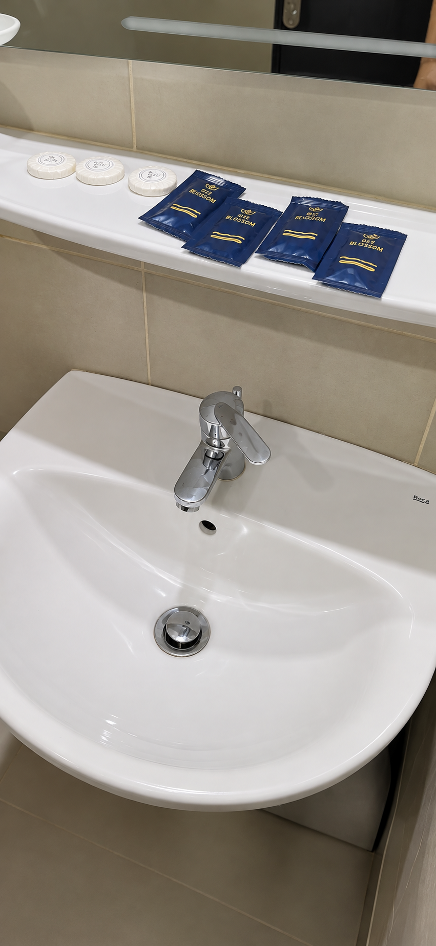 Manazel Al Furqan 2 Hotel — Banyo lavabo ve ayna