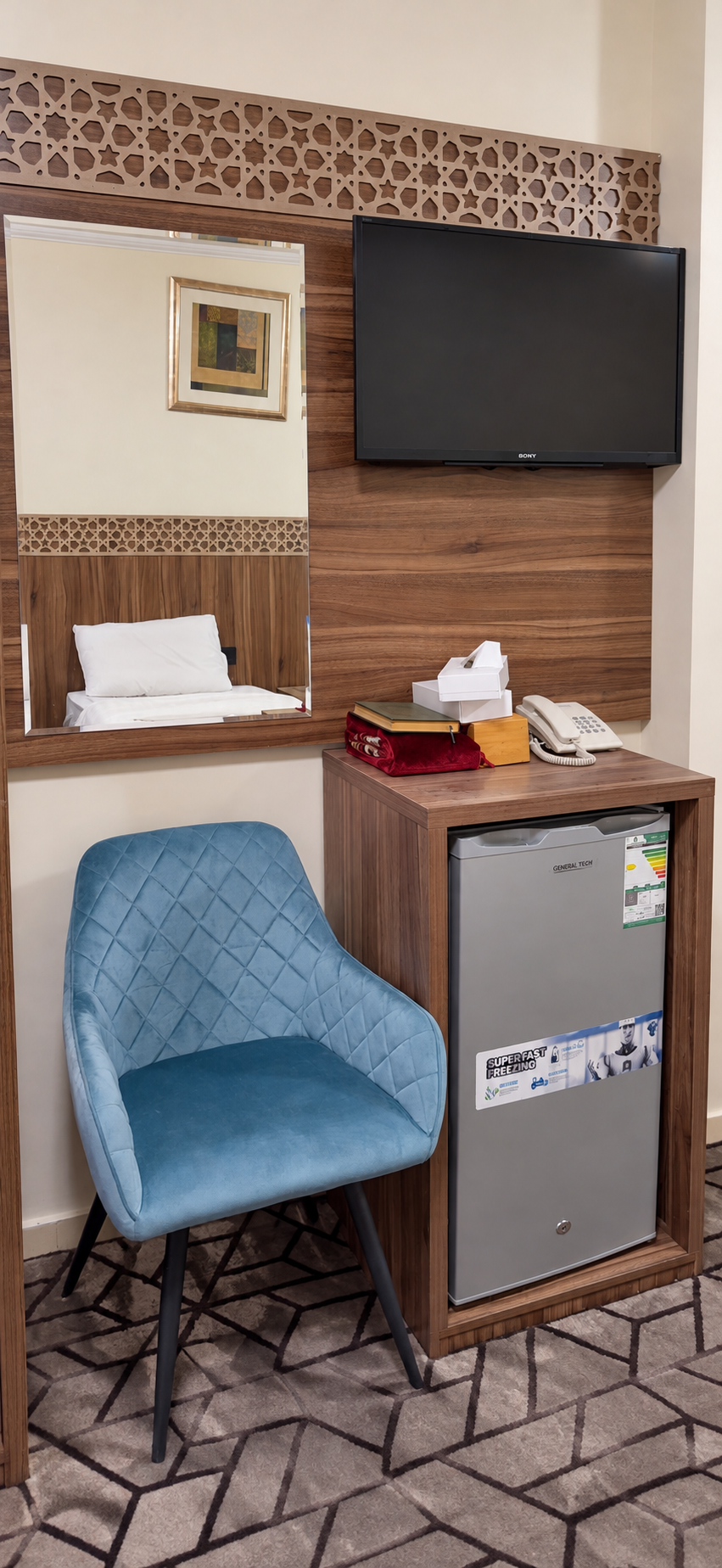 Manazel Al Furqan 2 Hotel — Oda içi televizyon ve buzdolabı
